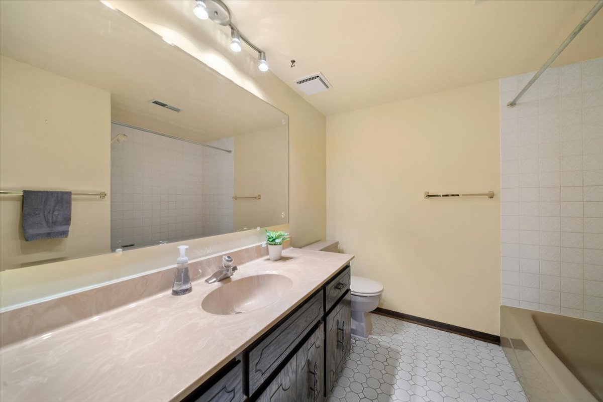 525 Cumnor Road, Unit 204 Westmont, IL 60559 - Photo 17 of 19