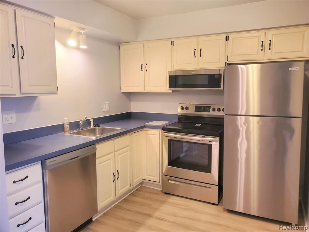 24360 East River Road, Unit 33 Grosse Ile, MI 48138 - Photo 10 of 25