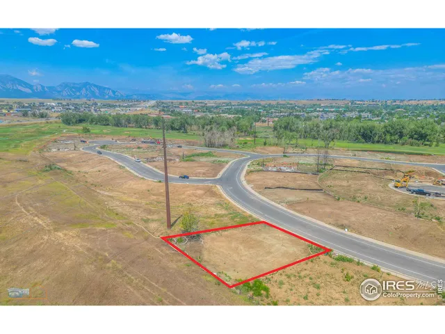 a view of a tennis court