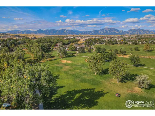 a black and white photo of a building