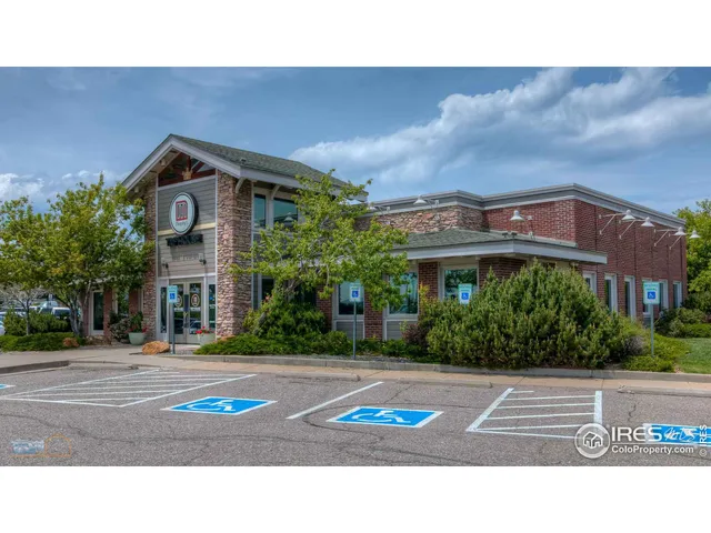a black and white photo of a building