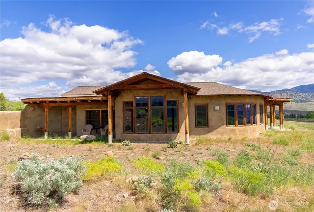 a front view of house with yard