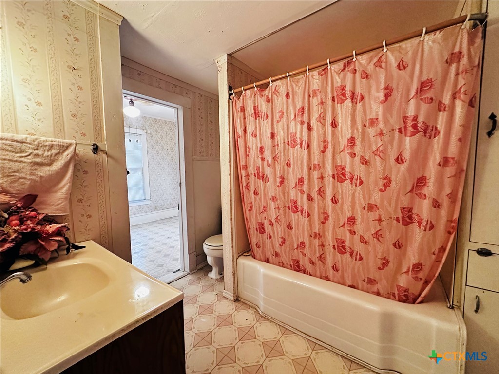 608 Coke Street Yoakum, TX 77995 - Photo 16 of 22 a bathroom with a sink and a tub