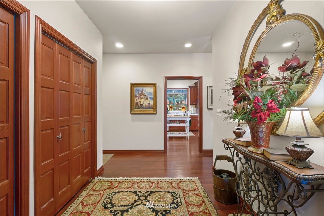 18100 Southeast 132nd Street Renton, WA 98059 - Photo 9 of 33 a very nice looking room with a large mirror