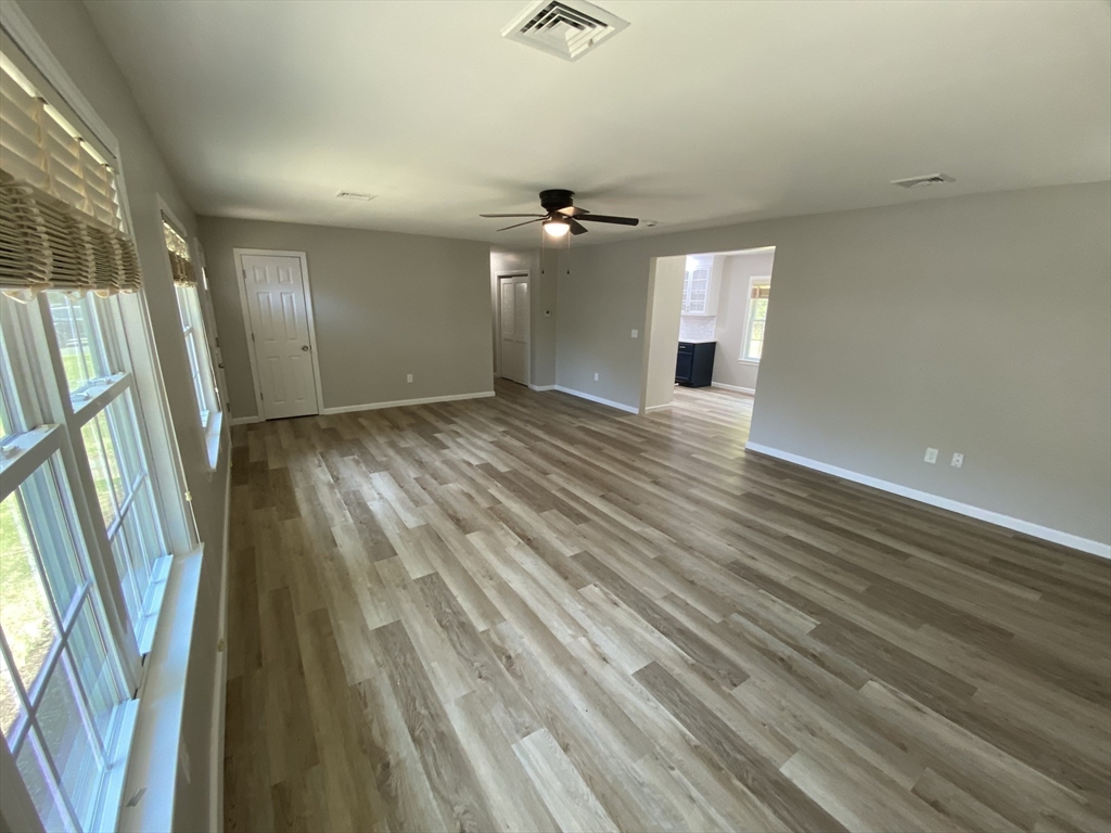 915 Bradley Road Springfield, MA 01109 - Photo 9 of 25
