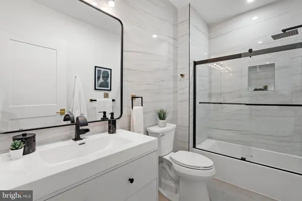 a view of yard with a house