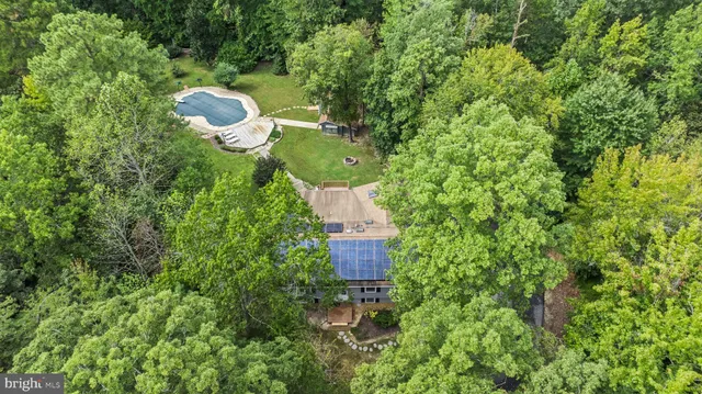 a black and white photo of a living room