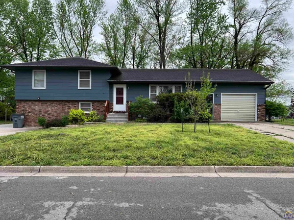 $219,900 | 2033 West 7th Avenue, Emporia, KS 66801