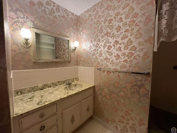 $219,900 | 2033 West 7th Avenue, Emporia, KS 66801