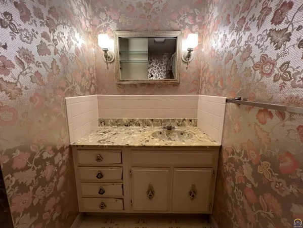 $219,900 | 2033 West 7th Avenue, Emporia, KS 66801