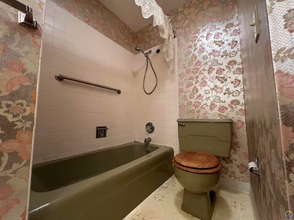 $219,900 | 2033 West 7th Avenue, Emporia, KS 66801