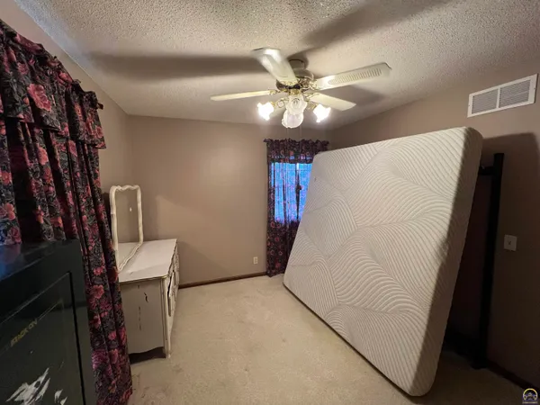 $219,900 | 2033 West 7th Avenue, Emporia, KS 66801