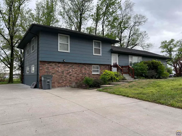 $219,900 | 2033 West 7th Avenue, Emporia, KS 66801