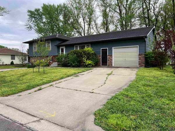 $219,900 | 2033 West 7th Avenue, Emporia, KS 66801