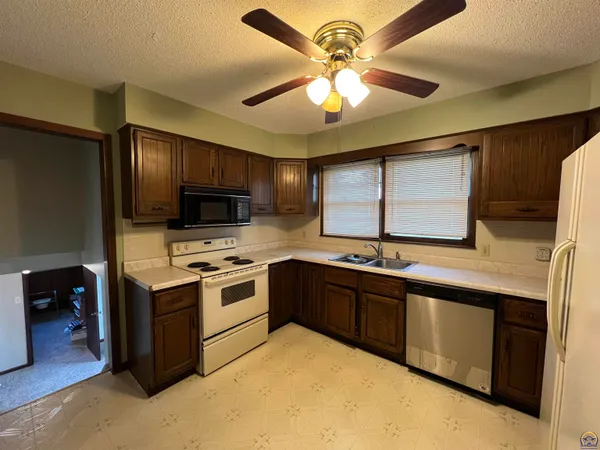 $219,900 | 2033 West 7th Avenue, Emporia, KS 66801