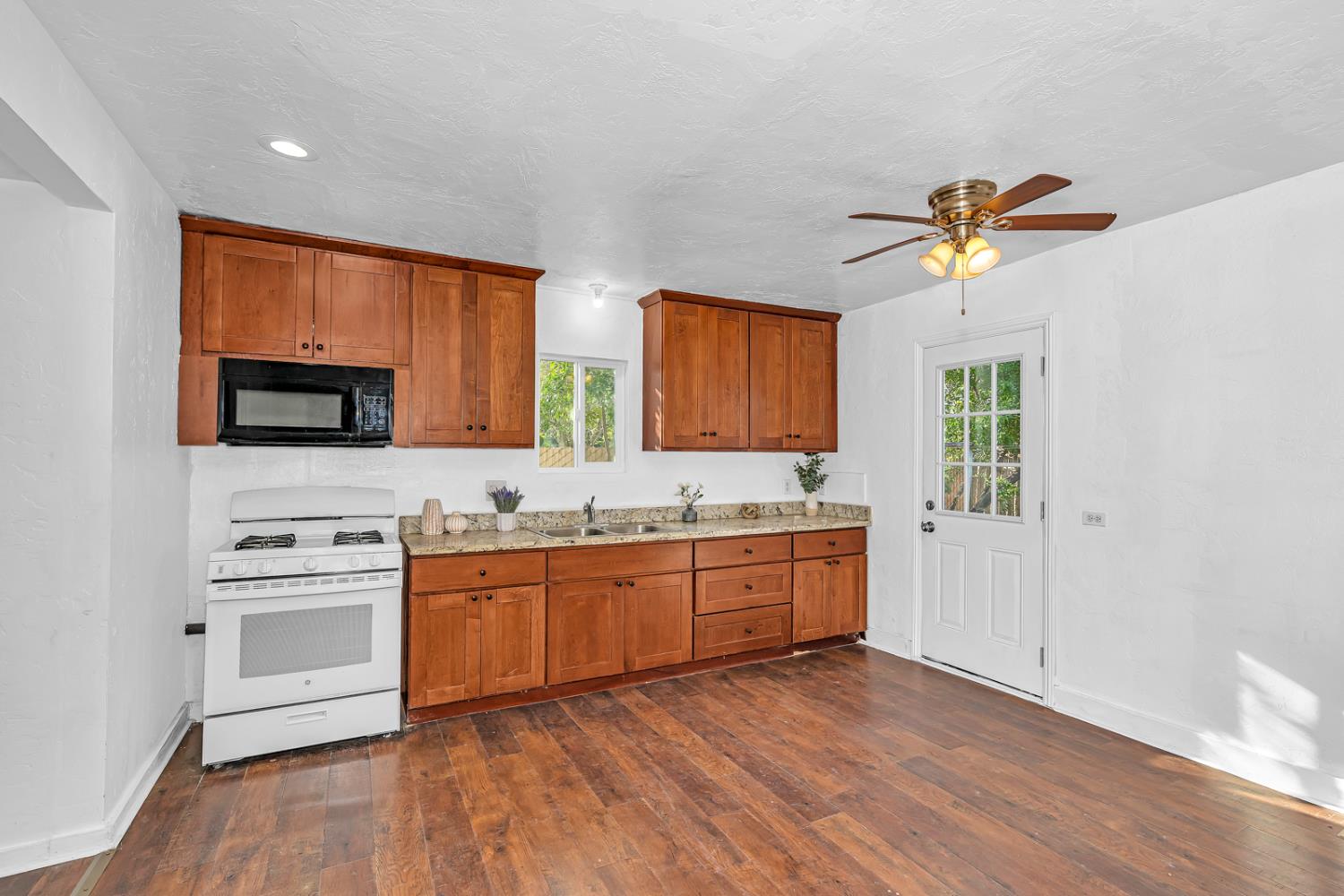 710 South G Street Madera, CA 93637 - Photo 10 of 32