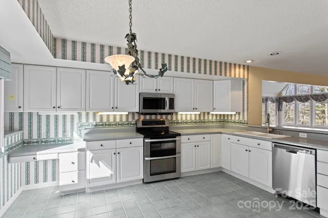 $495,000 | 514 Cobblestone Lane, Flat Rock, NC 28731