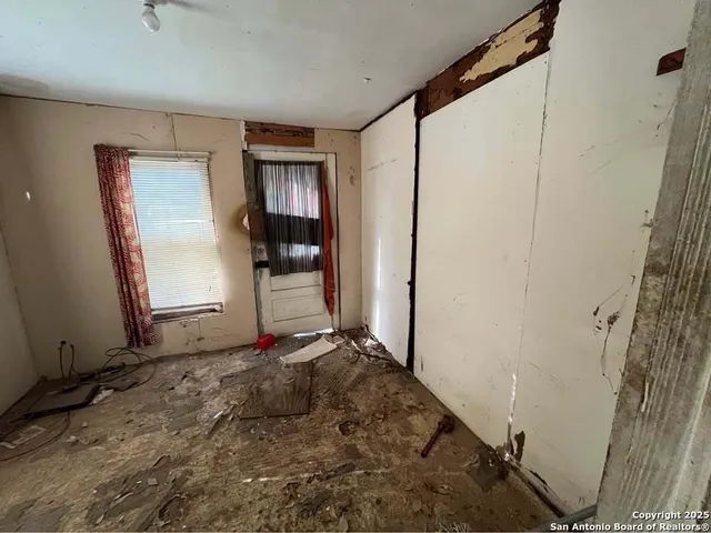 $25,000 | 1815 14th Street, Hondo, TX 78861