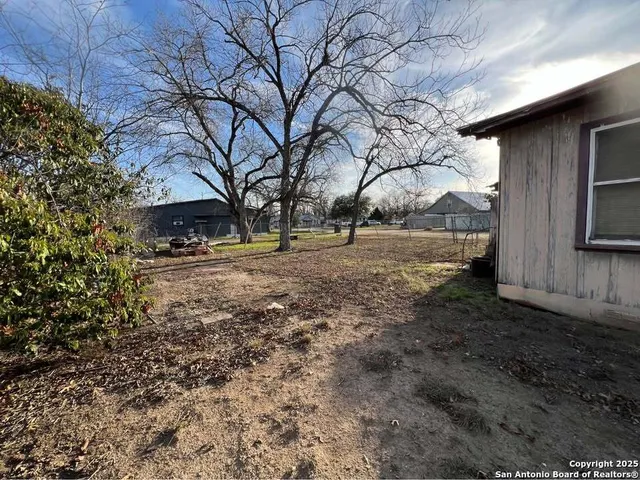 $25,000 | 1815 14th Street, Hondo, TX 78861