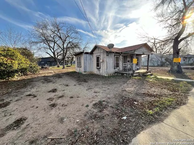 $25,000 | 1815 14th Street, Hondo, TX 78861