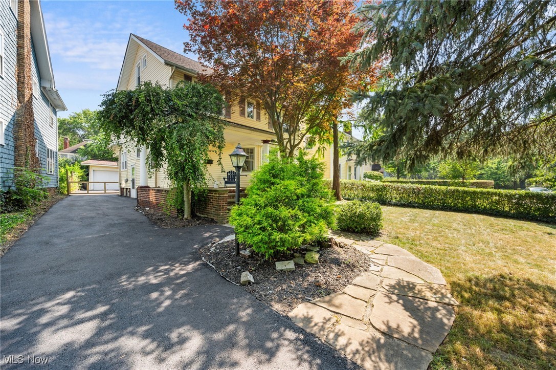 2986 Yorkshire Road Cleveland, OH 44118 - Photo 4 of 40 Gallery Image 4