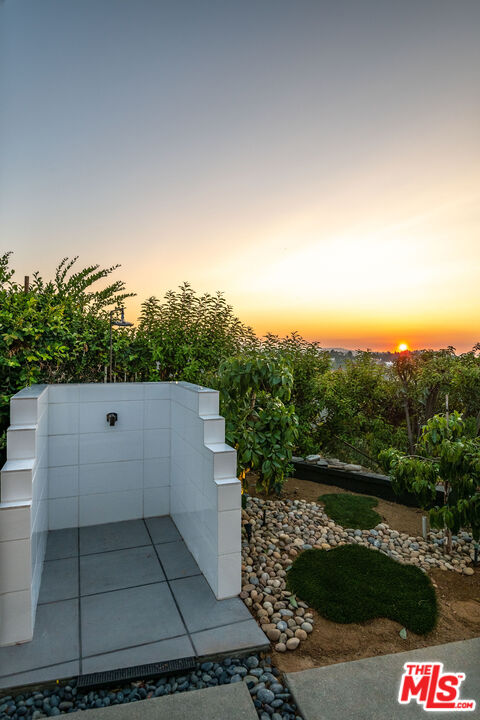 2715 Edwin Place Los Angeles, CA 90046 - Photo 46 of 52 a view of a terrace