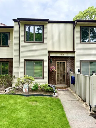 $399,000 | 348 Clubhouse Court, Unit 348, Coram, NY 11727