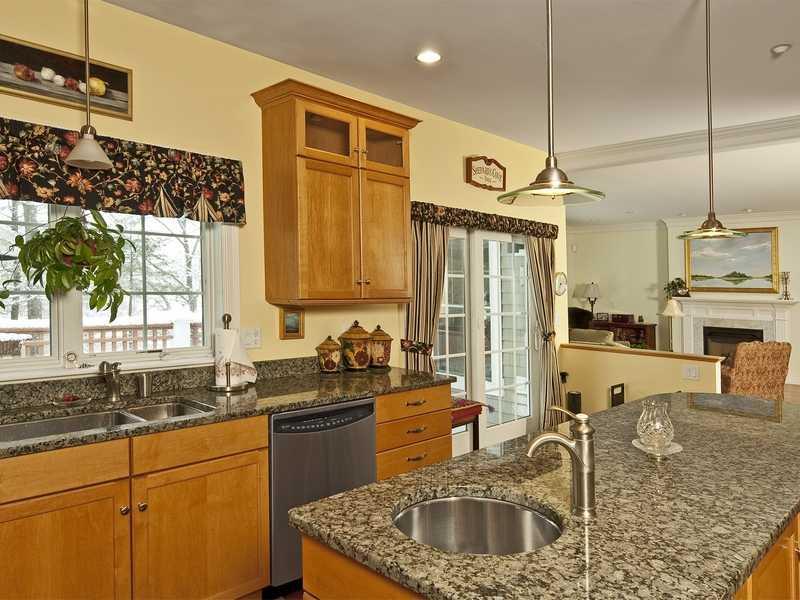 100 Shepard's Cove Road, Unit K2 Kittery, ME 03904 - Photo 5 of 24 Kitchen. Easy access to the back...