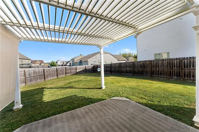 a view of a backyard