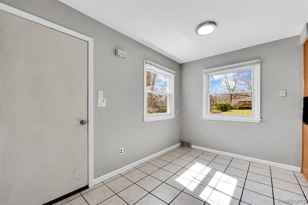 28390 New Castle Road Farmington, MI 48331 - Photo 27 of 37