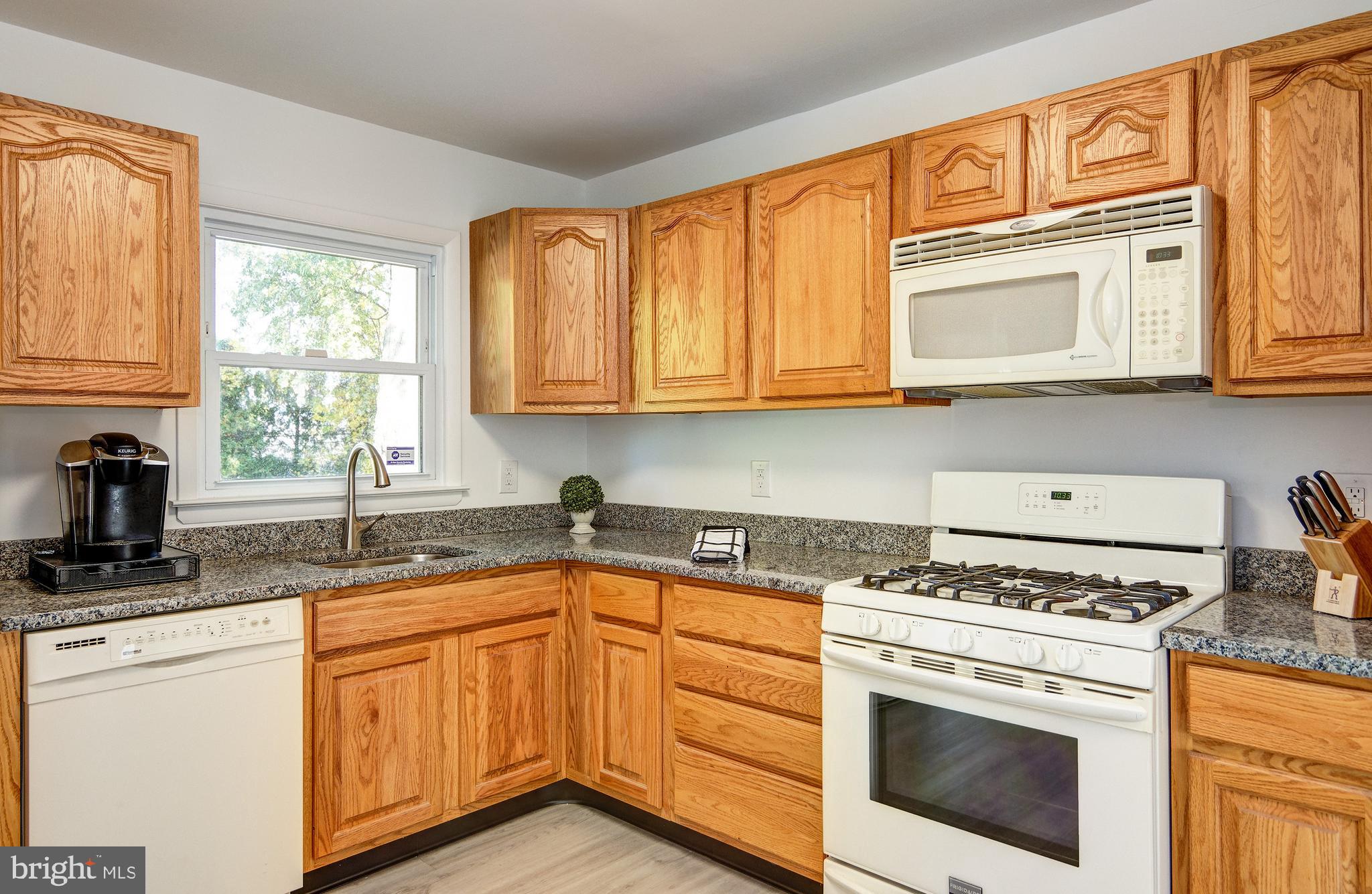 33 Rutgers Drive Delran, NJ 08075 - Photo 13 of 34 Granite Counters