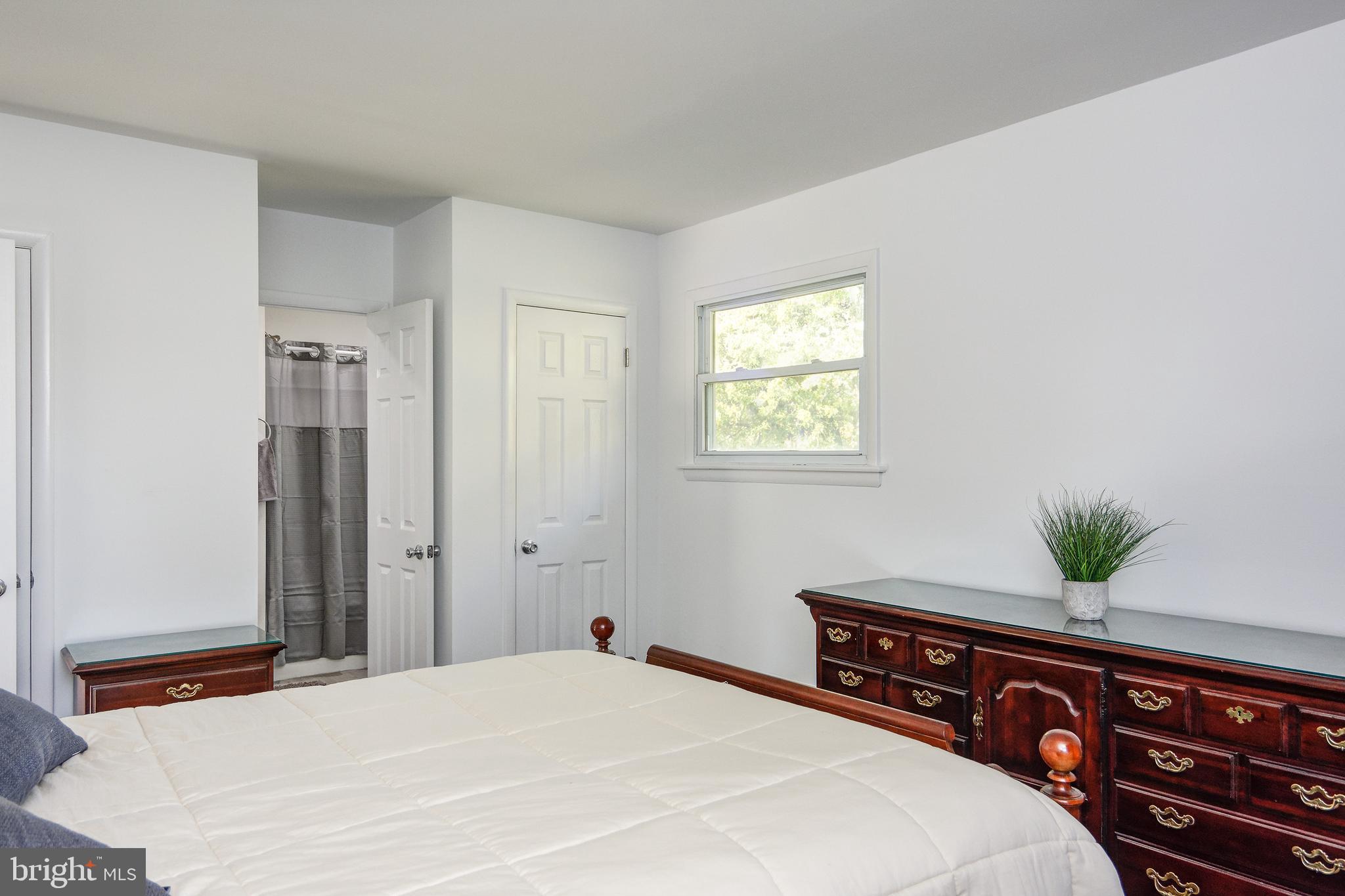33 Rutgers Drive Delran, NJ 08075 - Photo 17 of 34 The Owner's Suite Has Dual Access To The Full Bath