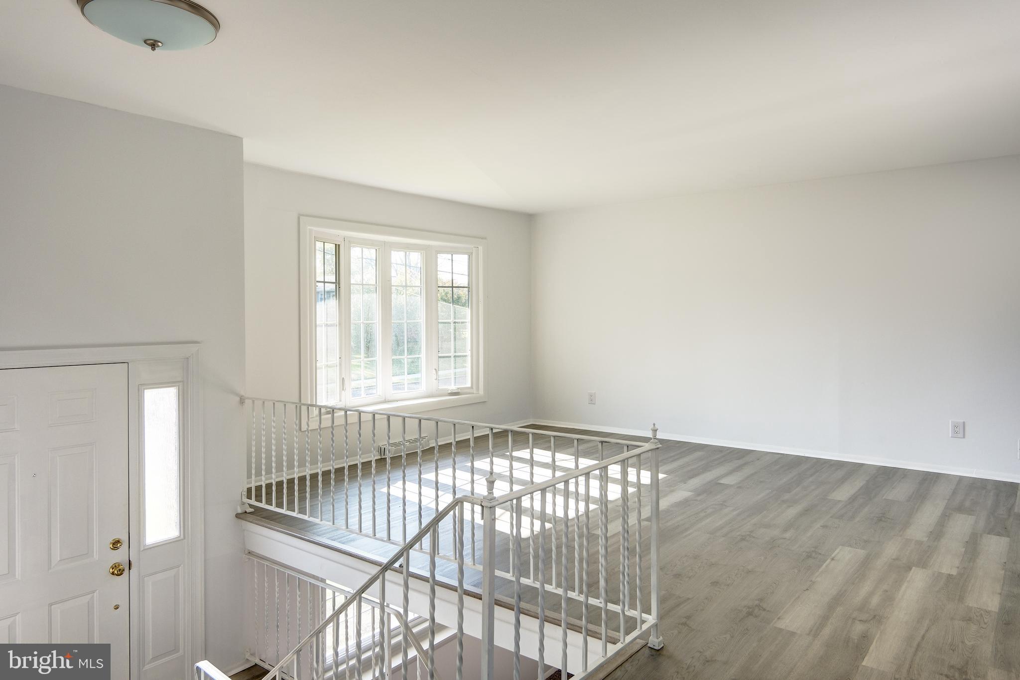 33 Rutgers Drive Delran, NJ 08075 - Photo 7 of 34 Living Room
