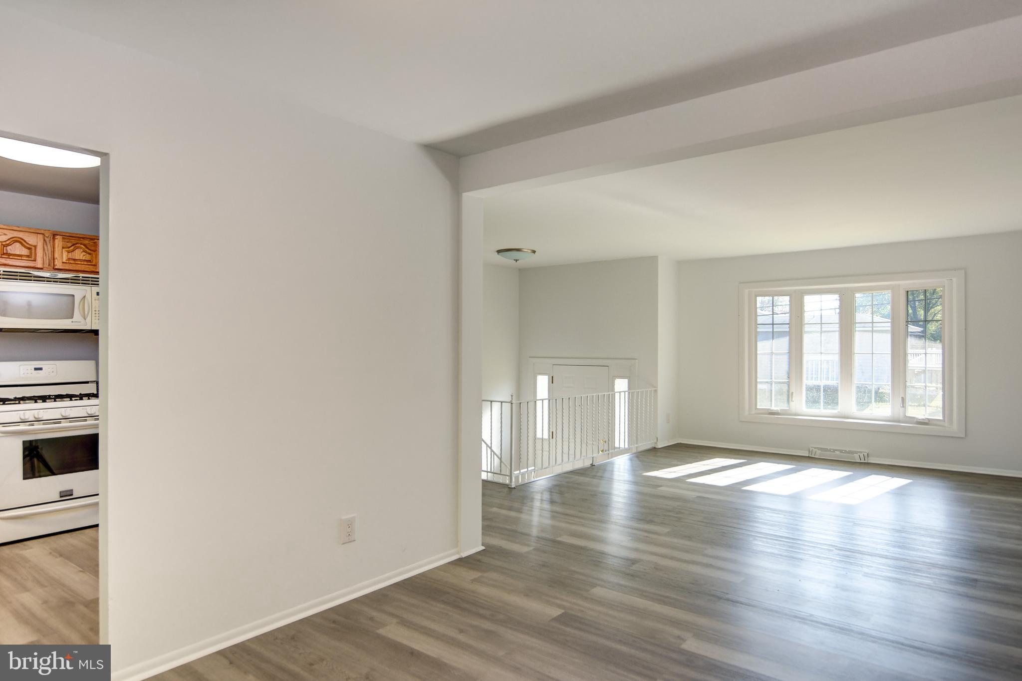 33 Rutgers Drive Delran, NJ 08075 - Photo 8 of 34 Dining Rm To Living Rm