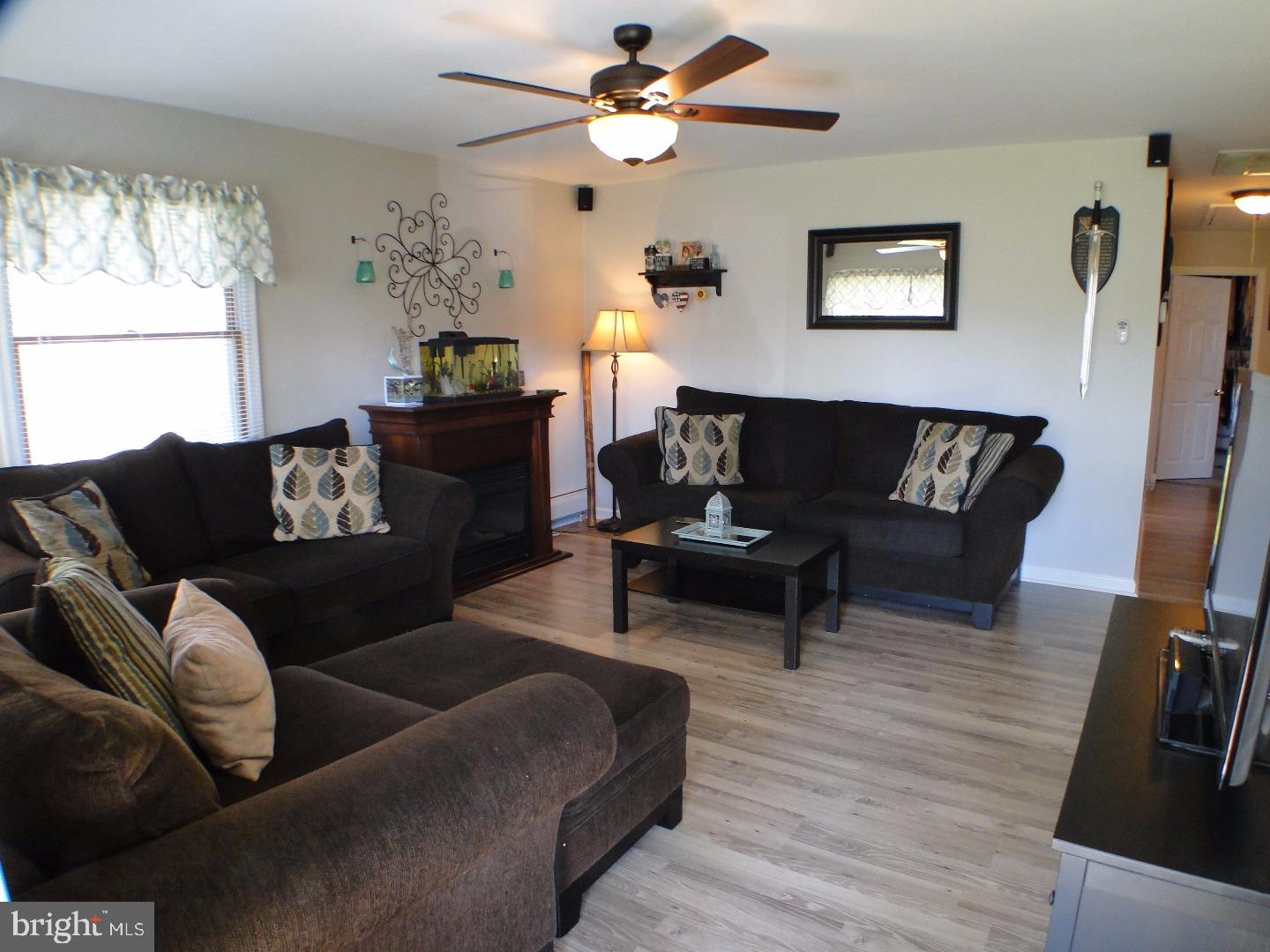 631 Beaumont Road Fairless Hills, PA 19030 - Photo 3 of 22 Living Room