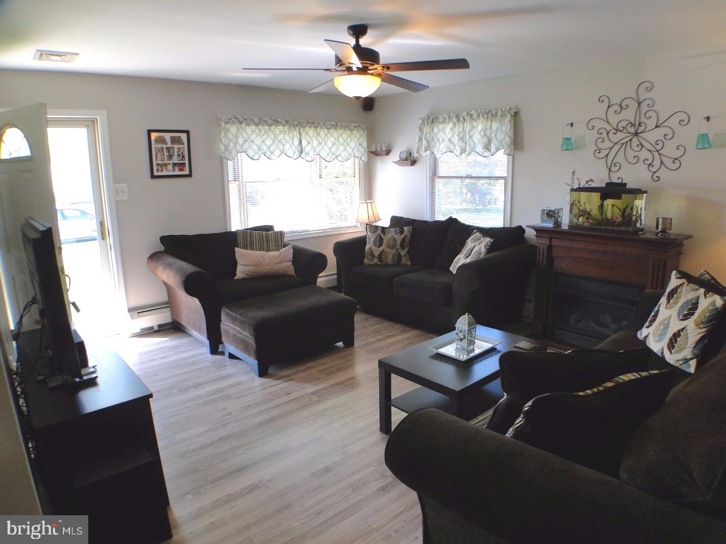 631 Beaumont Road Fairless Hills, PA 19030 - Photo 4 of 22 Living Room
