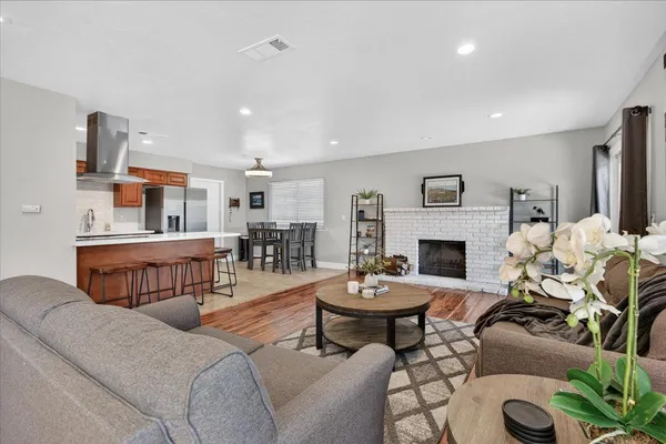 $450,000 | 159 West Omaha Avenue, Fresno, CA 93711