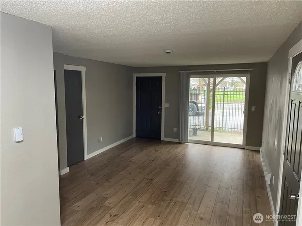 $1,500 | 517 Burnett Avenue South, Unit 1, Renton, WA 98057