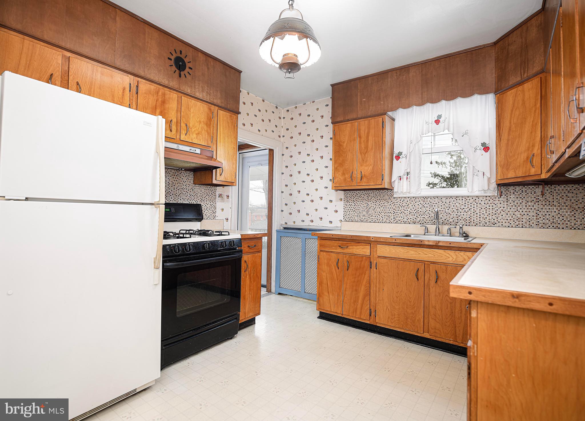 6212 Tramore Road Baltimore, MD 21214 - Photo 3 of 23