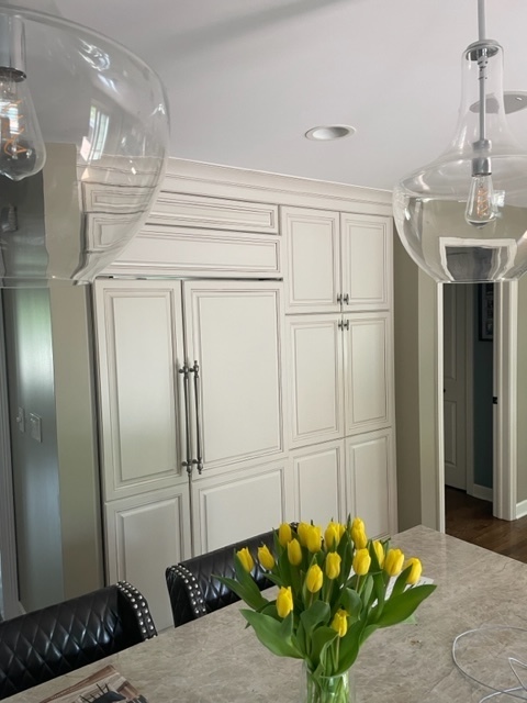 912 West Bailey Road Naperville, IL 60565 - Photo 5 of 16 a vase of flowers sitting on a table