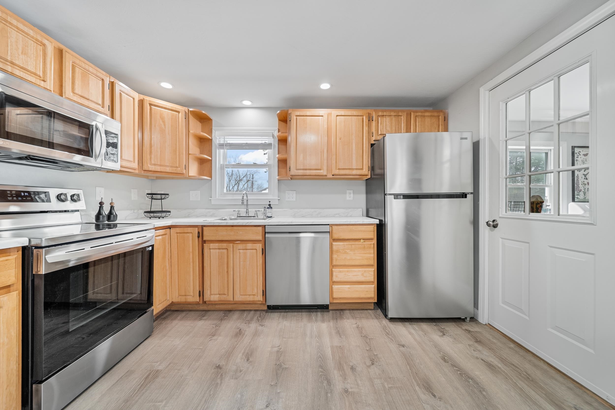 27 Wason Avenue Nashua, NH 03060 - Photo 3 of 47