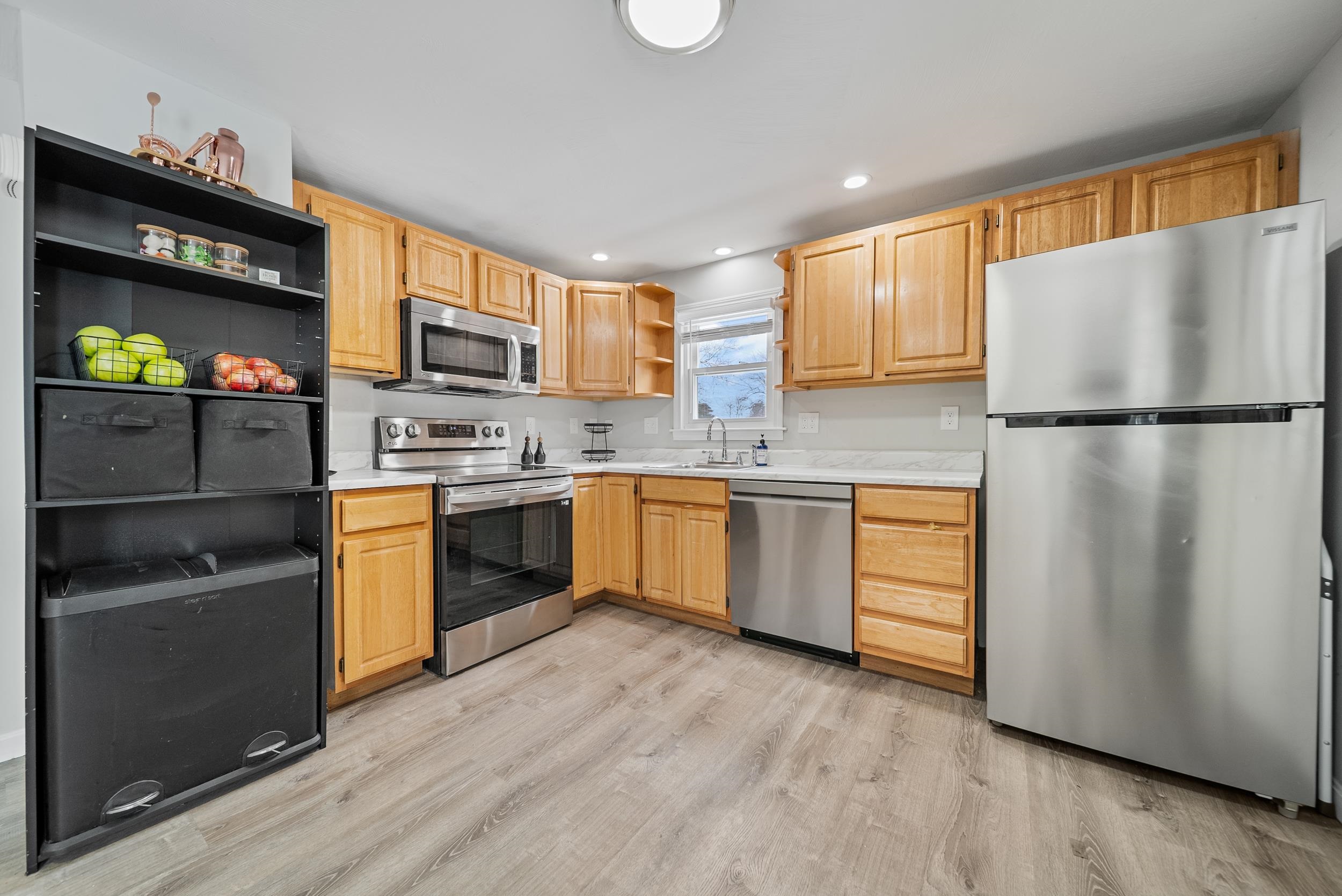 27 Wason Avenue Nashua, NH 03060 - Photo 4 of 47