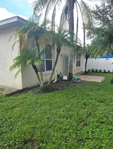 a view of a backyard