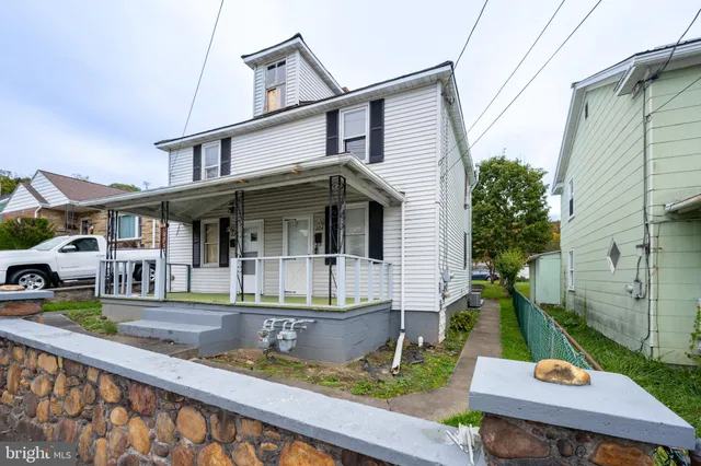 a view of house with a yard