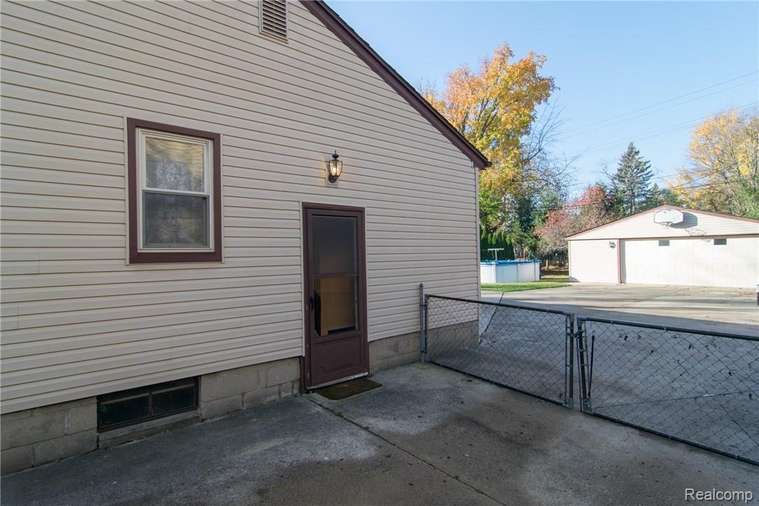 1729 South Commerce Road Walled Lake, MI 48390 - Photo 33 of 39 DSC_0037.jpg