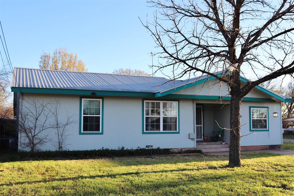 109 Novice Road Winters, TX 79567 - Photo 3 of 32 a front view of a house with a yard
