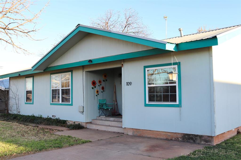 109 Novice Road Winters, TX 79567 - Photo 4 of 32 a front view of a house