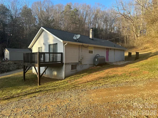 a view of a house with backyard