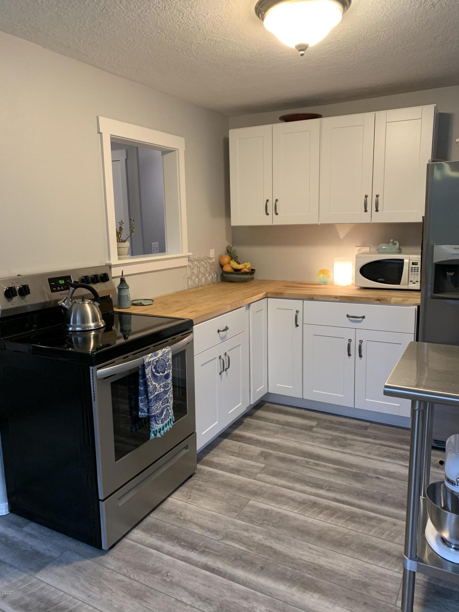 6835 Southwest Inlet Avenue Lincoln City, OR 97367 - Photo 31 of 48 Cute kitchen