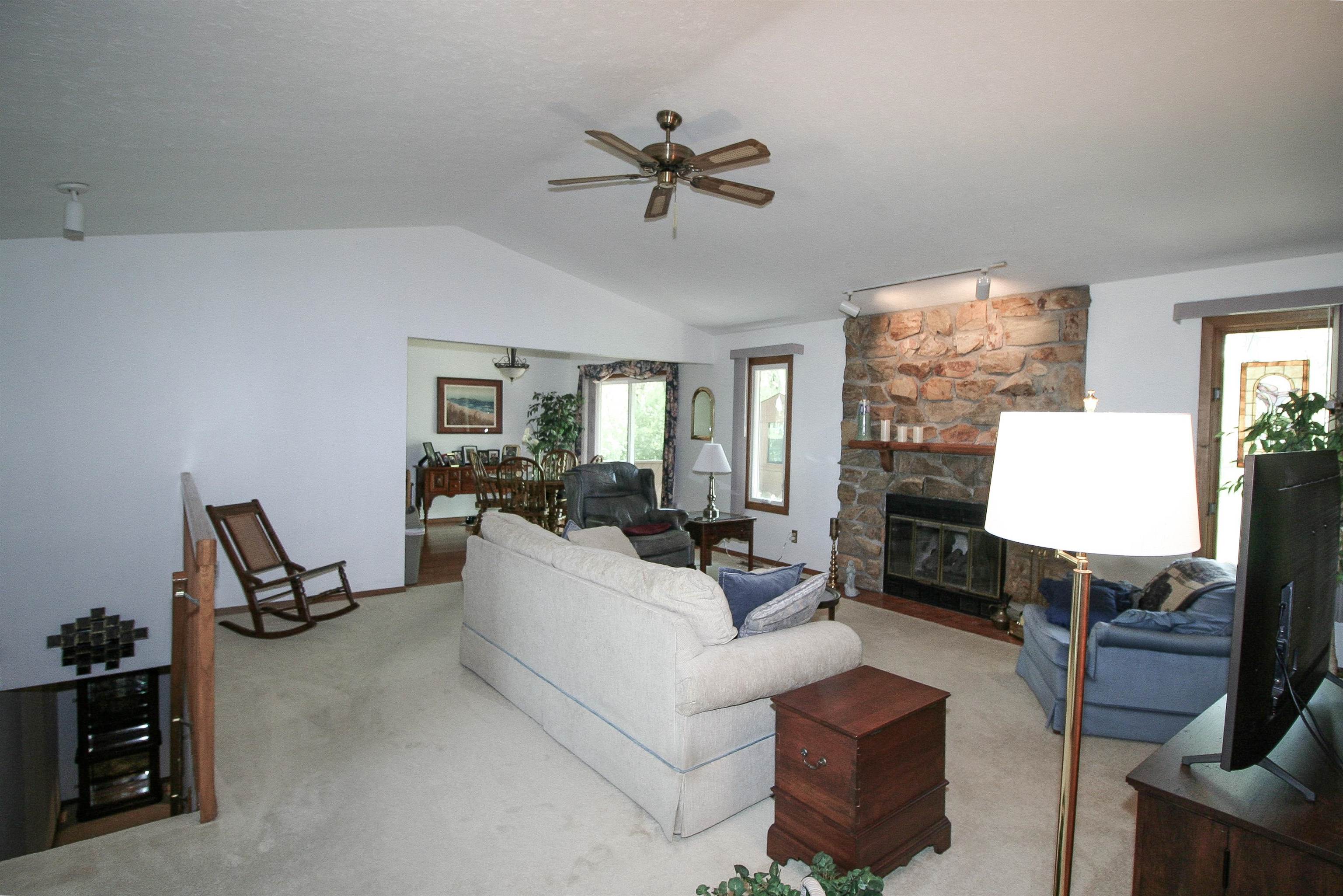 5457 Country Court Roscoe, IL 61073 - Photo 5 of 22